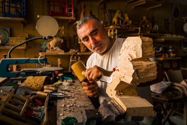 Artigiano scolpisce legno nel laboratorio