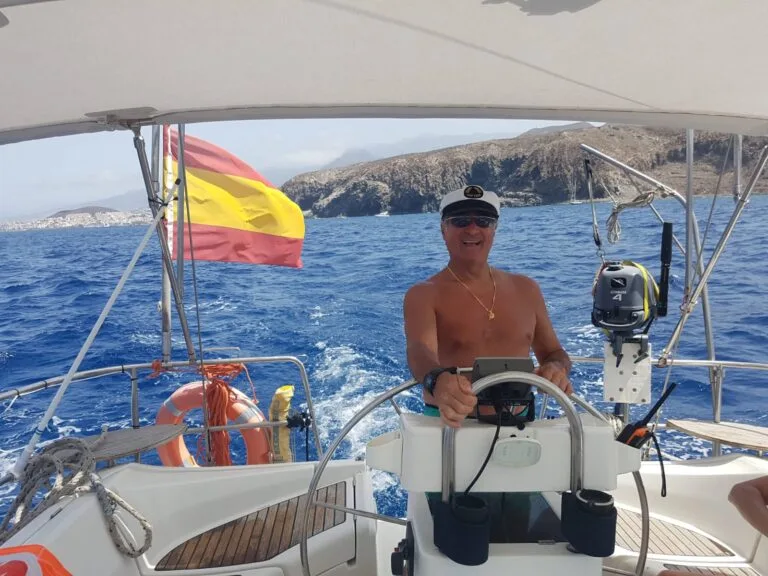 trasporto-barca-skipper Uomo che guida una barca a vela