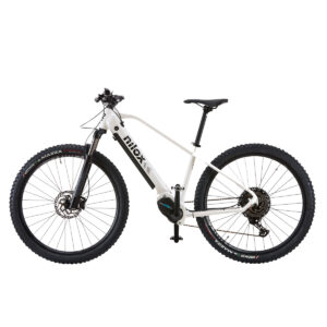 Bicicletta elettrica bianca su sfondo bianco.