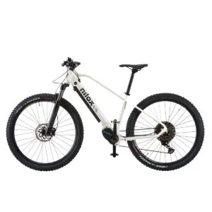 Bicicletta elettrica bianca su sfondo bianco.