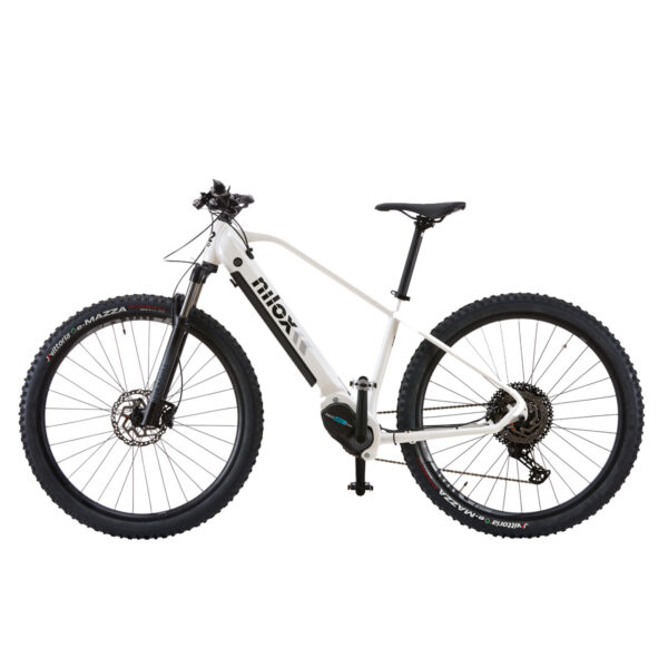 Bicicletta elettrica bianca su sfondo bianco.