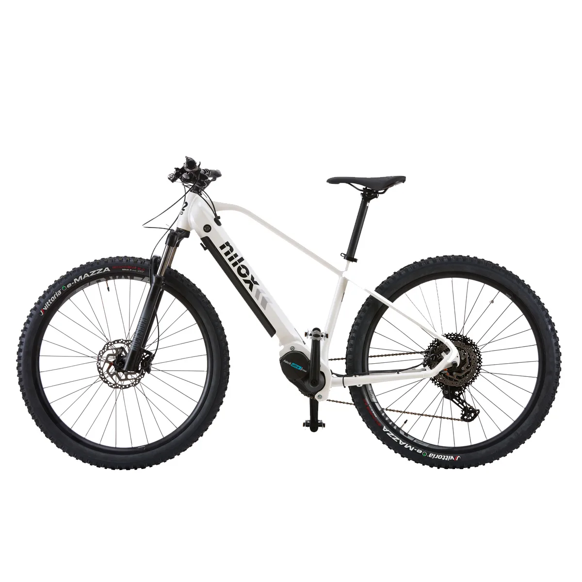 Bicicletta elettrica bianca su sfondo bianco.