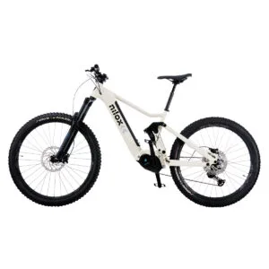 Bicicletta elettrica bianca su sfondo bianco
