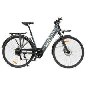 Bicicletta elettrica urbana grigia con portapacchi
