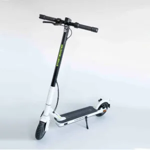 Monopattino elettrico bianco su sfondo neutro.
