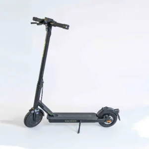 Monopattino elettrico nero su sfondo bianco