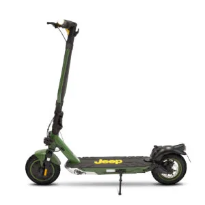 Monopattino elettrico Jeep verde su sfondo bianco