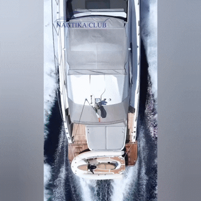 Yacht di lusso in navigazione visto dall’alto