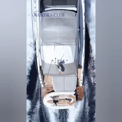 Yacht di lusso in navigazione visto dall’alto