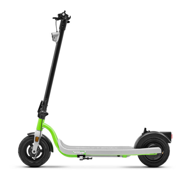 Monopattino elettrico verde su sfondo bianco