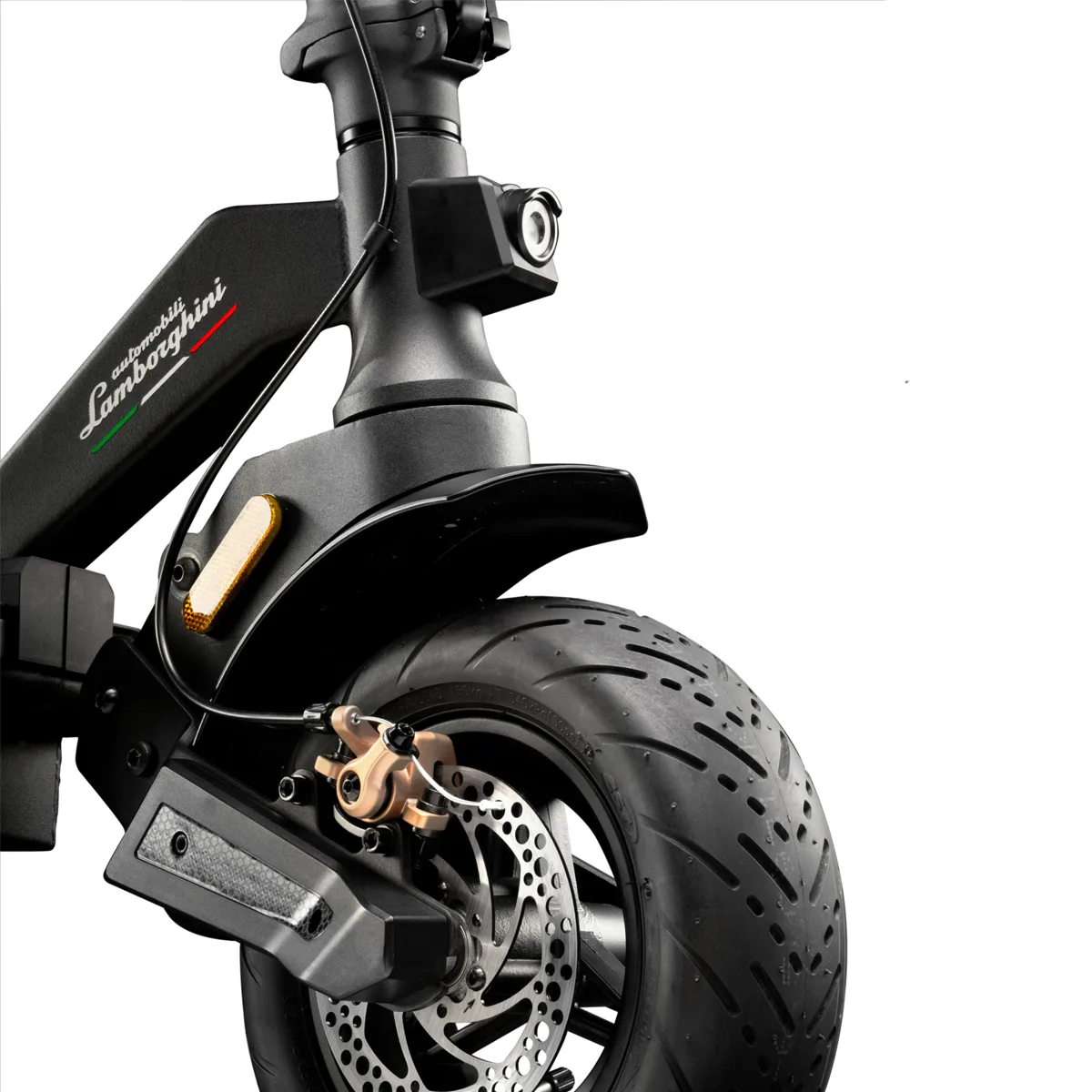 Primo piano di monopattino elettrico nero.