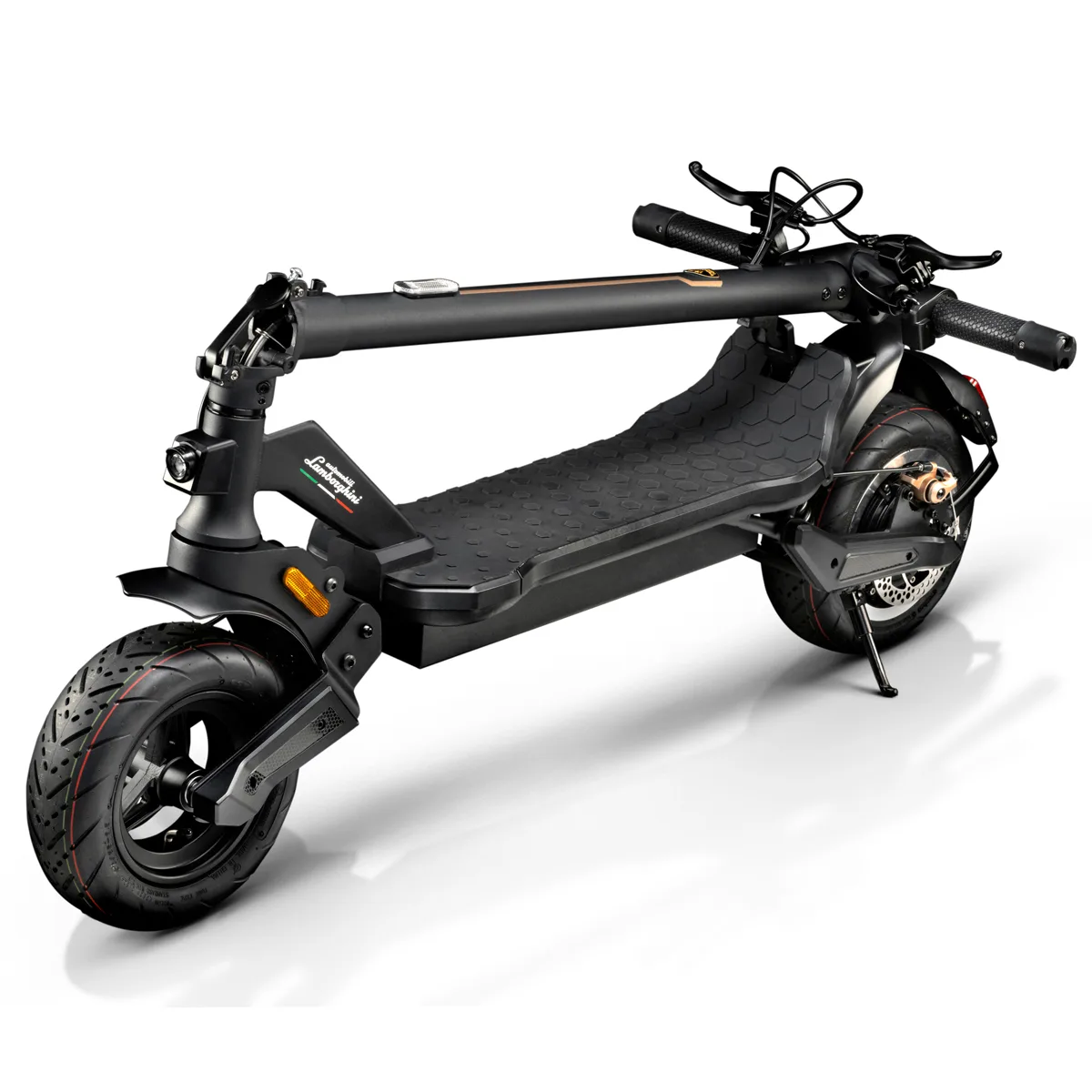 Monopattino elettrico piegato su fondo bianco.