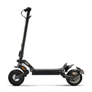 Monopattino elettrico nero su sfondo bianco