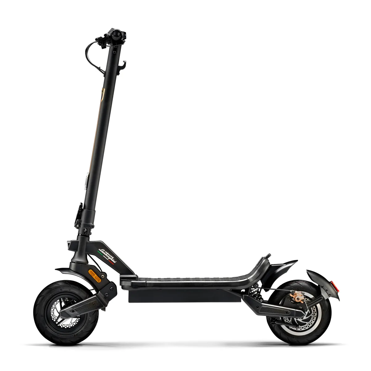 Monopattino elettrico nero su sfondo bianco