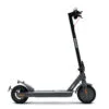 Monopattino elettrico nero su sfondo bianco.