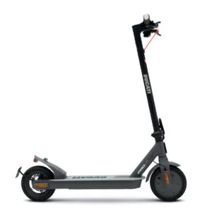 Monopattino elettrico nero su sfondo bianco.