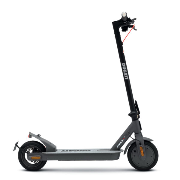 Monopattino elettrico nero su sfondo bianco.