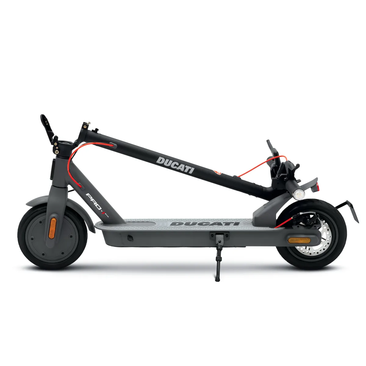 Monopattino elettrico pieghevole grigio su sfondo bianco.