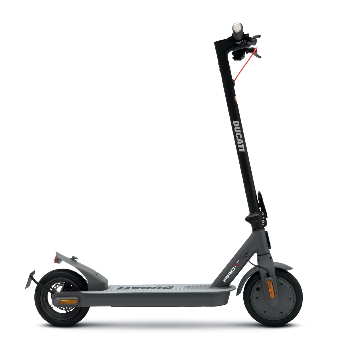 Monopattino elettrico nero su sfondo bianco.
