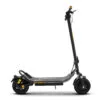 Monopattino elettrico nero su sfondo bianco.