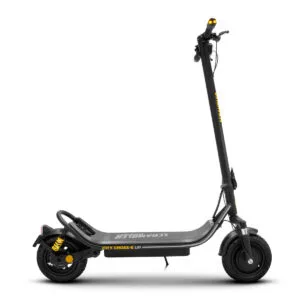 Monopattino elettrico nero su sfondo bianco.