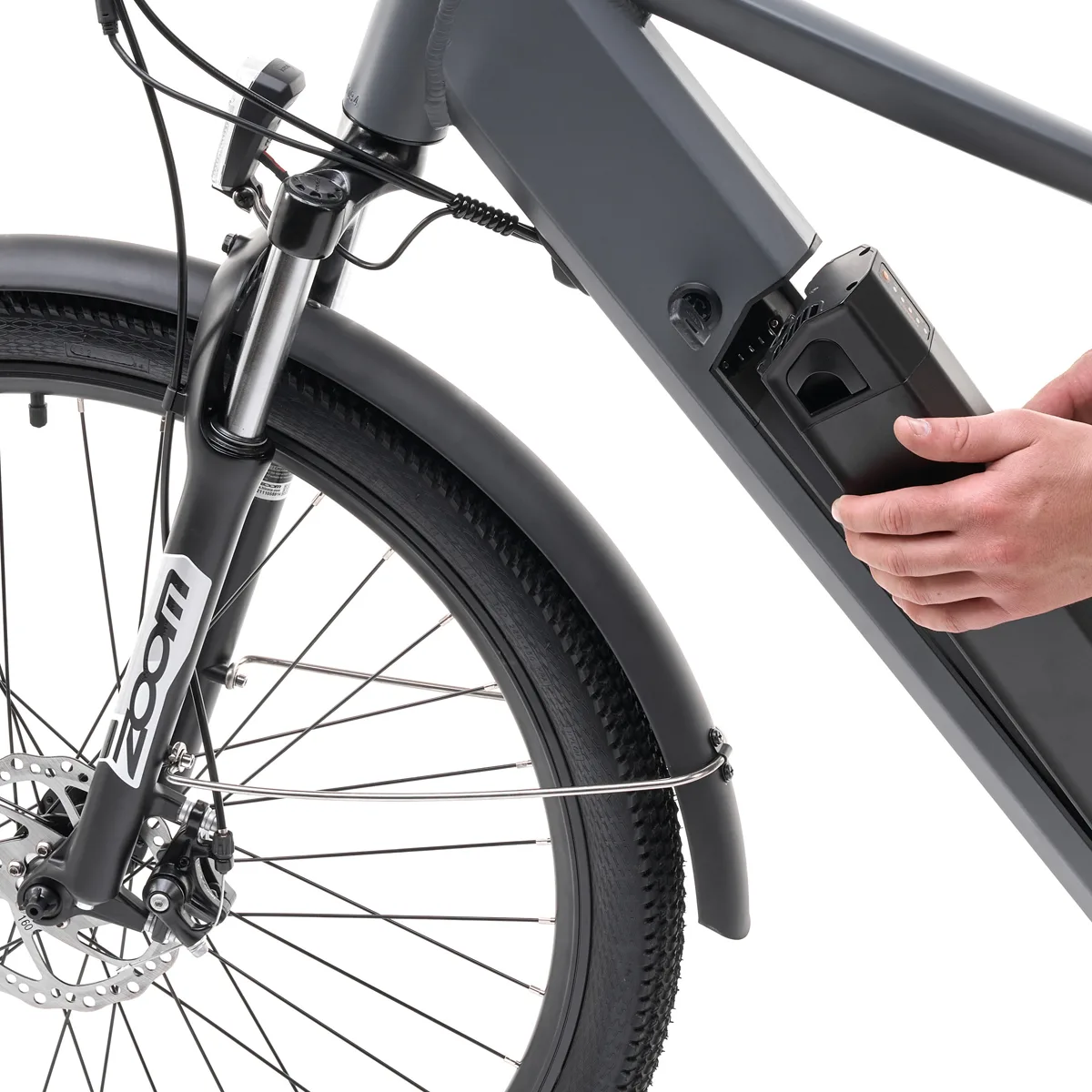 Rimozione batteria da bicicletta elettrica grigia.