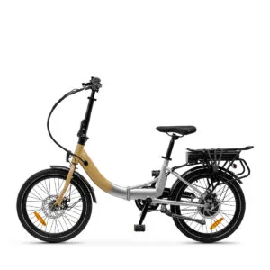 Bicicletta elettrica pieghevole moderna su sfondo bianco
