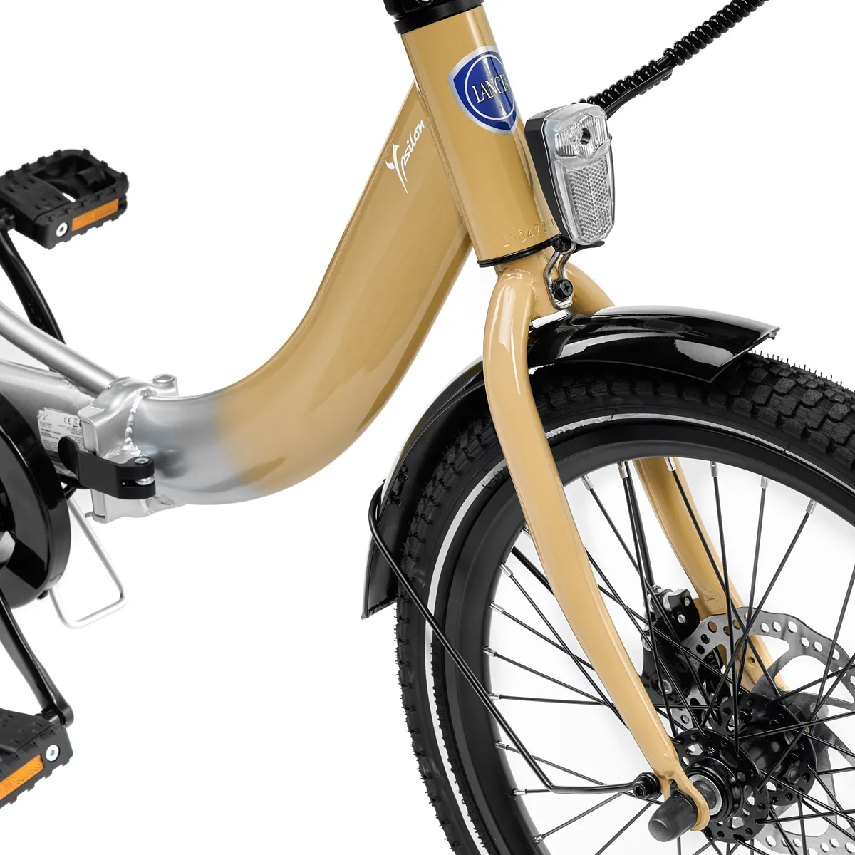 Bicicletta beige con faro e parafango nero