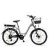 Bicicletta elettrica grigia con cestino anteriore.
