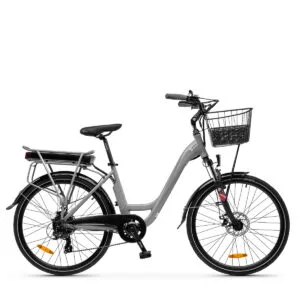 Bicicletta elettrica grigia con cestino anteriore.