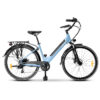 Bicicletta elettrica azzurra con portapacchi