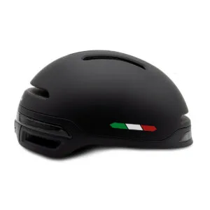 Casco nero con bandiera italiana