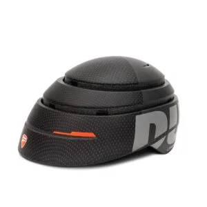Casco pieghevole nero con logo e design moderno.