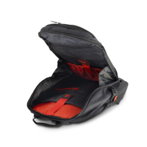 Zaino aperto nero e rosso, tasche visibili.