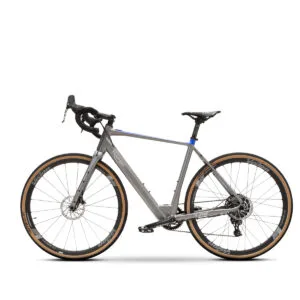 Bicicletta da corsa grigia con manubrio curvo.
