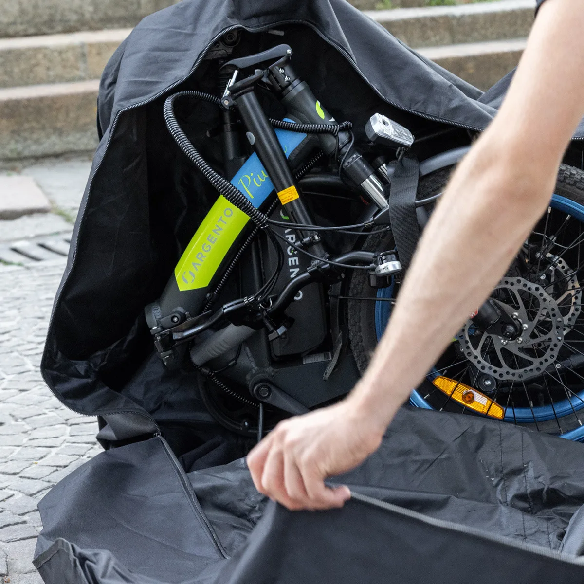 Bicicletta pieghevole elettrica nel borsone