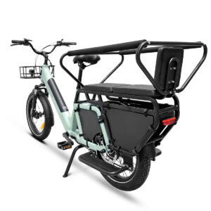 Bicicletta elettrica con vano portaoggetti posteriore.