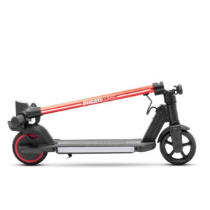Monopattino elettrico pieghevole rosso e nero.