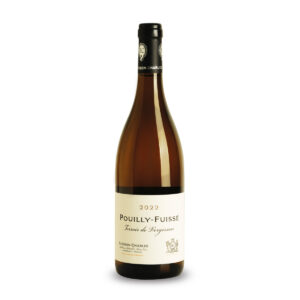 Bottiglia di Pouilly-Fuissé 2022 su sfondo bianco