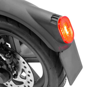 Fanale posteriore di uno scooter elettrico acceso.