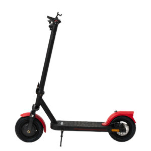 Monopattino elettrico nero e rosso su sfondo bianco.