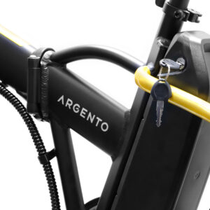 Blocco e chiave su telaio di bicicletta nera