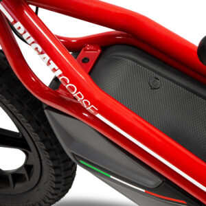 Telaio rosso moto con marchio visibile