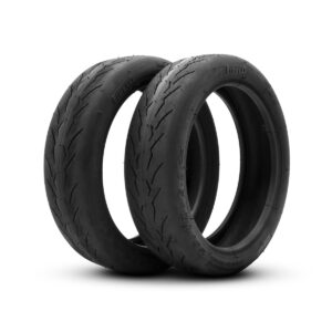Due pneumatici per moto, brand Pirelli.