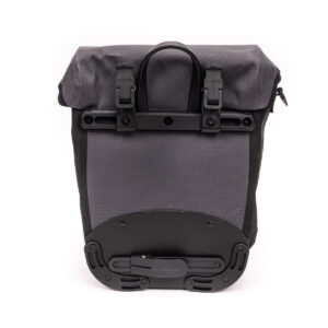 Borsa impermeabile grigia con chiusura a fibbia.