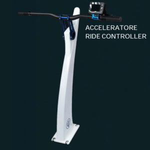 Acceleratore e controller bianco su sfondo nero