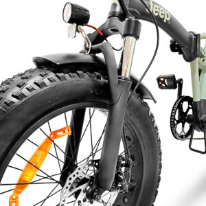 Primo piano di una bicicletta elettrica robusta.