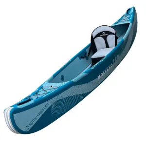 Kayak gonfiabile blu con sedile su sfondo bianco