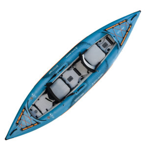 Canoa gonfiabile blu con due sedili grigi.