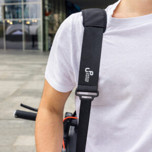 Uomo con tracolla nera Urban Prime